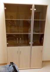 Шкаф для документов со стеклянными дверцами в офис