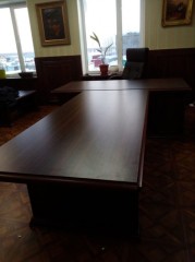Офисный стол с приставкой для переговоров