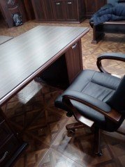 Стол и компьютерное кресло для кабинета