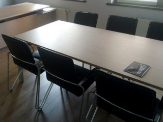 Офисные стулья и стол для переговоров